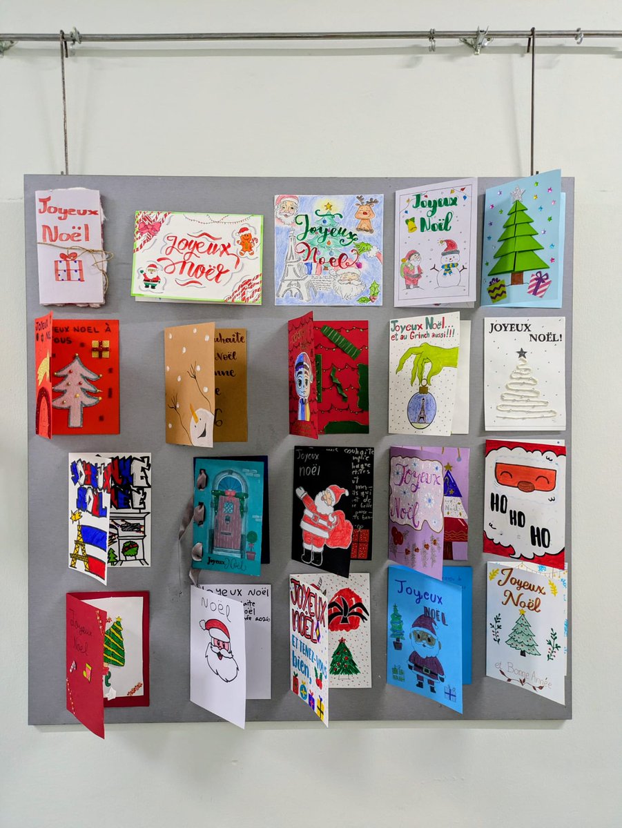 Exposición de postales navideñas realizadas por alumnos de 1º Y 2º ESO en inglés y francés. El concurso ha sido un éxito.
Enhorabuena a Carmen Chinchilla 1º FX, a Sara Pascual Ortega 2º DX y al resto de participantes por su gran espíritu navideño.

#IesJoséLuisCastilloPuche