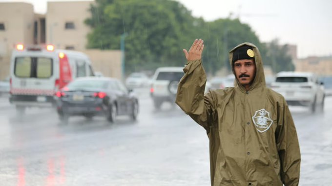 المرور السعودي: تأكد من سلامة مركبتك قبل القيادة في الأجواء الماطرة. فحص الإطارات، المكابح، والمساحات قبل الانطلاق. الأجواء الماطرة ترفع مخاطر الانزلاق وتدنّي الرؤية. الالتزام بالسرعة المحددة وترك مسافة أمان كافية. تجنّب الانعطافات أو التوقف المفاجئ. متابعة تنبيهات الجهات المختصة والالتزام بإرشادات السلامة 