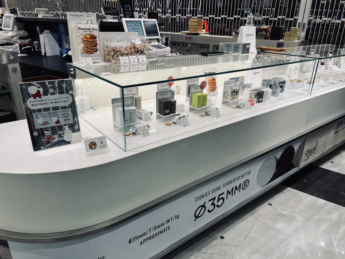 NoboruKishida's tweet photo. 35MM（サンジュウゴミリ）

本日より初の長期ポップアップがスタート。

場所は、羽田空港 第1ターミナル 2階 マーケットプレイス「HANEDA STAR &amp; LUXE」

クリスマス、お正月やバレンタイン含む、3月3日までの長期スケジュール。

帰省やご旅行の際、ちらっと覗いていただけると嬉しいです🤤

#35MM https://t.co/IOpHYfj5K3