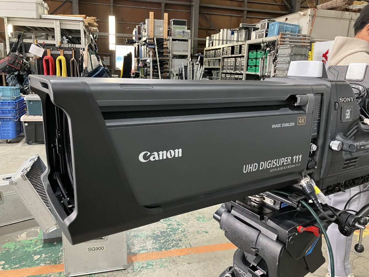 kansai_TOTSU's tweet photo. 新機材到着！
Canon UJ111x8.3B 8.3-925mm 1:1.7
UJ111は弊社では2本目になります
35mm換算では約33〜3635mm！！
広角から超望遠までカバーいたします
年末のライブから現場に出ます
ご活用下さい
#UJ111
#Canon
#いい映像はいいレンズから https://t.co/LXFlvRUZuz