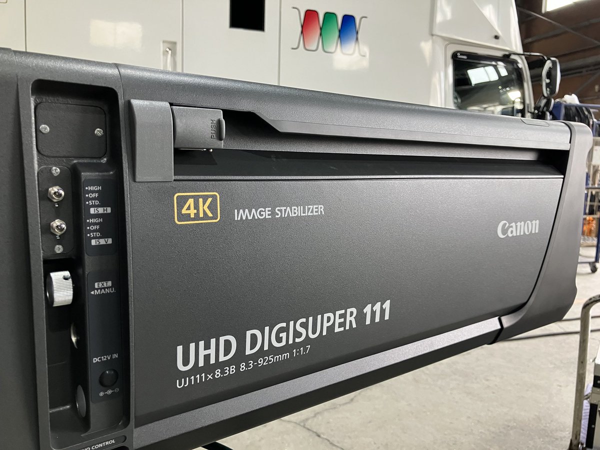 kansai_TOTSU's tweet photo. 新機材到着！
Canon UJ111x8.3B 8.3-925mm 1:1.7
UJ111は弊社では2本目になります
35mm換算では約33〜3635mm！！
広角から超望遠までカバーいたします
年末のライブから現場に出ます
ご活用下さい
#UJ111
#Canon
#いい映像はいいレンズから https://t.co/LXFlvRUZuz