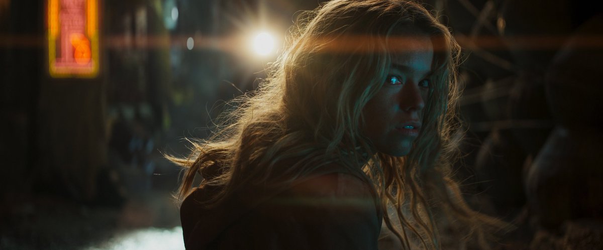 DCEUMX's tweet image. Al parecer los puntos debiles de #Supergirl fueron:

Villano genérico.
Cinematografía sin color y oscura.