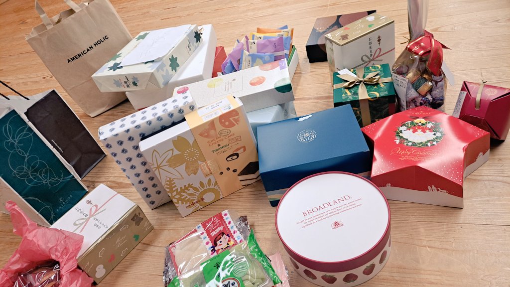 🪭 #能楽日記 🪭
自演会を見に来てくださった皆さんからの、楽屋御見舞の仕分けをしました！🍬
応援してくださったOBOGの皆様、家族、他大学の皆様のおかげで、部員一同がベストを尽くす事ができました。
いつもありがとうございます！🍪