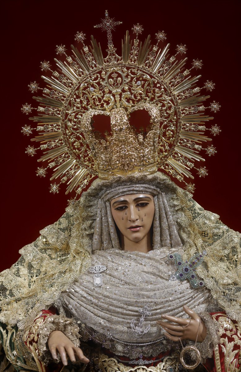 Amanece despacio… Triana sabe que es el Día de La Esperanza. #EsperanzaDeTriana #BesamanoEsperanza25 
#DiadeLaEsperanza