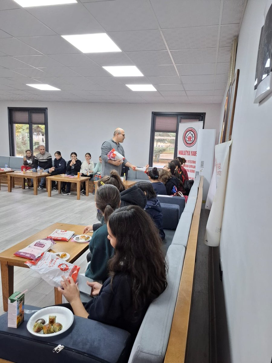 Çocuklarımızın iç dünyasına yolculuk: "Duygular ve Sınırlar" Atölyesi! 🎭✨
"Depremin Görünmeyen Çocuklarına Elbirliği ile Destek" projemiz kapsamında, MİAD Çocuk Evleri Sitesi'nde 10-14 yaş grubu kardeşlerimizle drama atölyesinde buluştuk. 🤝
@hayatsendeorgi  <a href="/tcailesosyal/">T.C. Aile ve Sosyal Hizmetler Bakanlığı</a>