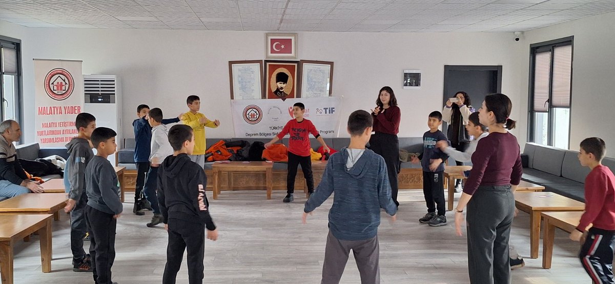 malatyayader's tweet photo. Çocuklarımızın iç dünyasına yolculuk: "Duygular ve Sınırlar" Atölyesi! 🎭✨
"Depremin Görünmeyen Çocuklarına Elbirliği ile Destek" projemiz kapsamında, MİAD Çocuk Evleri Sitesi'nde 10-14 yaş grubu kardeşlerimizle drama atölyesinde buluştuk. 🤝
@hayatsendeorgi  @tcailesosyal https://t.co/wMw2BVuwDO