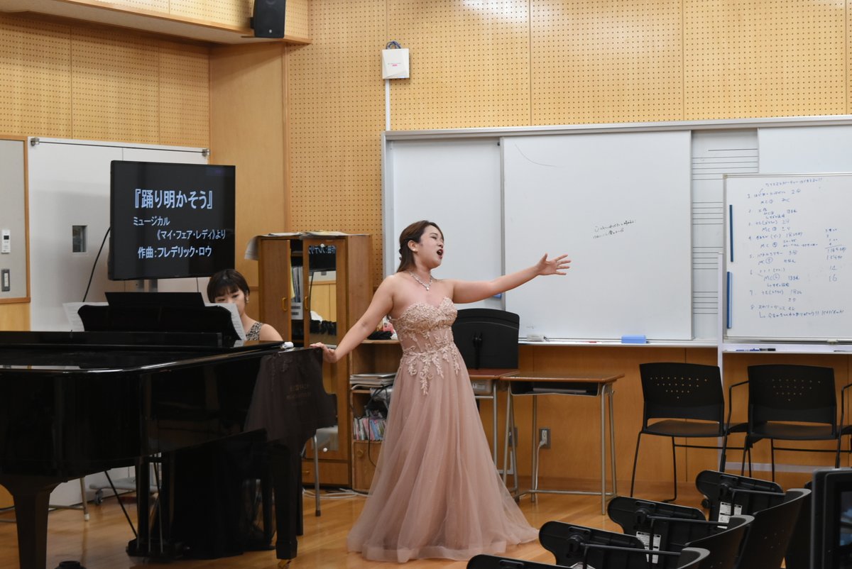 本日12/18は藤沢西高等学校でソプラノ  #七澤結 さんとピアノ #大貫瑞季 さんによるオペラ体験授業を行いました。「音楽」との様々な関わり方をご自身の経験からお話をいただきながら生徒さんの間近で演奏いただきました。最後には生徒さんと一緒に「歓喜の歌」を合唱し、素晴らしいハーモニーでした！