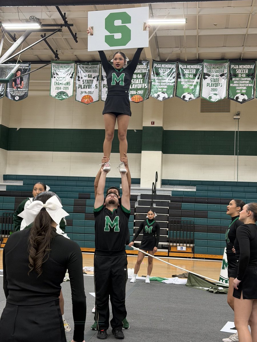 Wolverine Cheer 💚💕📣 tweet media