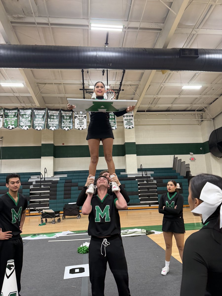 Wolverine Cheer 💚💕📣 tweet media