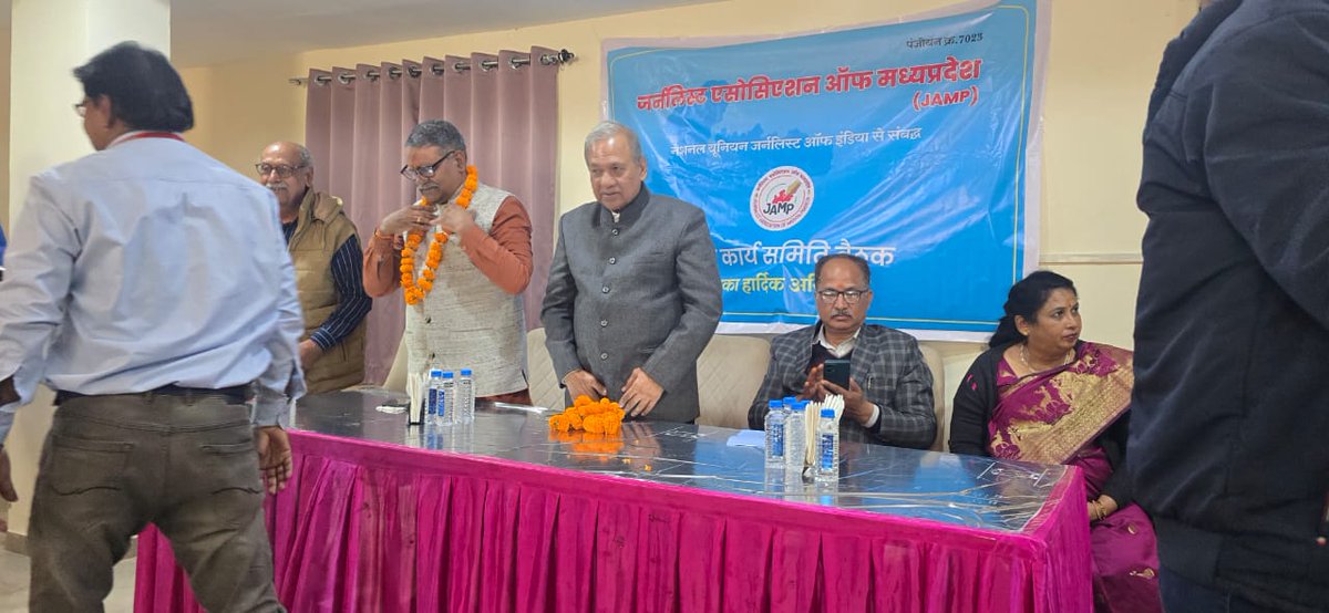 जर्नलिस्ट एसोसिएशन ऑफ मध्यप्रदेश JAMP की भोपाल में हुई कार्यसमिति बैठक में शामिल हुआ। प्रदेश में जिस प्रकार का उत्साह दिखाई दिया उससे मन प्रफुल्लित हुआ। प्रदेश में पत्रकारों की समस्याओं को एक बड़ा मंच मिलेगा। सभी पदाधिकारियों और साथियों को बधाई।