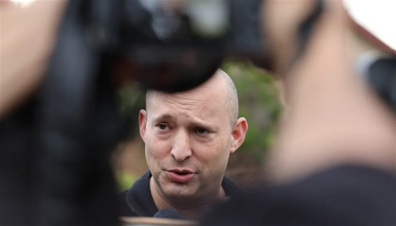 رئيس الوزراء الإسرائيلي الأسبق في مصيدة الهاكر الإيراني حنظلة 