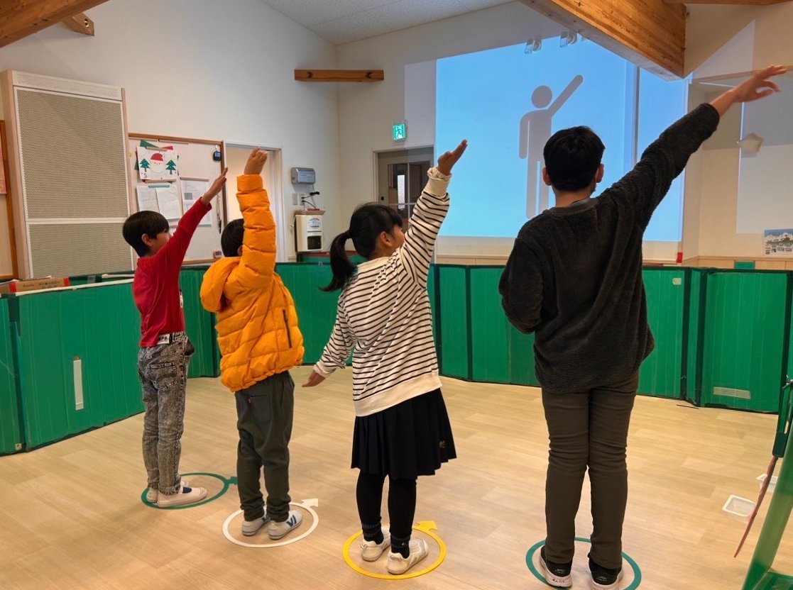 【活動紹介】
先週はピクトくんゲームをしました🚹
スライドに映し出される色んなポーズを真似て再現！
中にはブリッジやＹ字バランスなど高度なものもありましたが、みんなポーズを再現しようと頑張っていました🔅
#親子支援センターハンナ