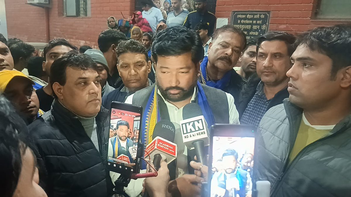 HimanshuValmi13's tweet photo. दिल्ली की ओखला विधानसभा के आली गाँव के 40– 50 साल पुराने मकानों को तोड़े जाना का नोटिस दिया गया है, समान बहार रख कर मकानों को सील कर दिया गया है। सभी बहुजन समाज के लोगो के मकान है।
लोग इस ठंड मे तिरपाल लगाकर सडक पर अपने छोटे बच्चो व बूढ़े माँ बाप के साथ रहने को मजबूर है।
बीजेपी सरकार ने वादा किया, जहाँ झूगी वहां मकान, मगर आली गांव के पक्के मकानों को तोड़ा जा रहा है, लोगो की छत छीनी जा रही है।
दिल्ली सरकार इस हिटलर शाही फरमान को तुरंत वापिस ले।
हम और हमारे टीम आली गांव के लोगो के साथ है।
@BhimArmyChief
@gupta_rekha 
@myogiadityanath