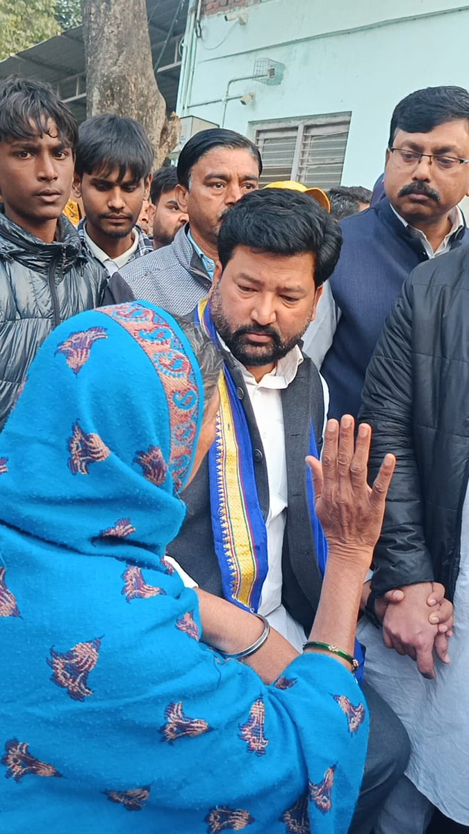 HimanshuValmi13's tweet photo. दिल्ली की ओखला विधानसभा के आली गाँव के 40– 50 साल पुराने मकानों को तोड़े जाना का नोटिस दिया गया है, समान बहार रख कर मकानों को सील कर दिया गया है। सभी बहुजन समाज के लोगो के मकान है।
लोग इस ठंड मे तिरपाल लगाकर सडक पर अपने छोटे बच्चो व बूढ़े माँ बाप के साथ रहने को मजबूर है।
बीजेपी सरकार ने वादा किया, जहाँ झूगी वहां मकान, मगर आली गांव के पक्के मकानों को तोड़ा जा रहा है, लोगो की छत छीनी जा रही है।
दिल्ली सरकार इस हिटलर शाही फरमान को तुरंत वापिस ले।
हम और हमारे टीम आली गांव के लोगो के साथ है।
@BhimArmyChief
@gupta_rekha 
@myogiadityanath