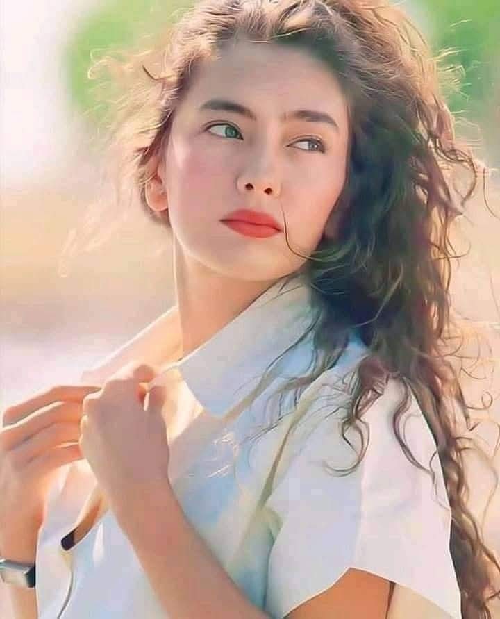 يتبع 
قلوبنا مليئة برسائل لم تكتب ..
وإن كتبت لن ترسل ..
وإن رسلت لن تصل وإن وصلت...
لن تفهم فأرهقت رُوحي أحلام... 
كنت اُحلمها..... 
وصار الحلم سراب أيها العمر ....