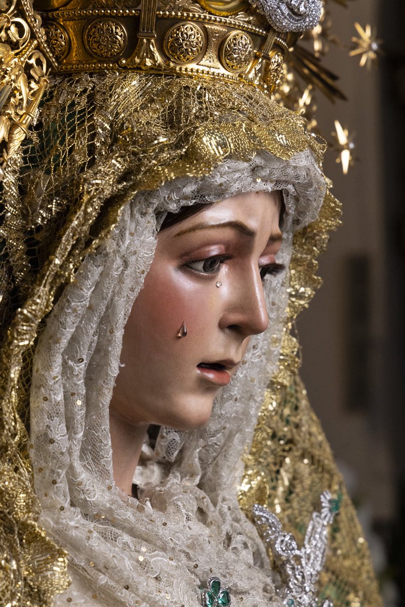 Hdad_Macarena's tweet photo. Para esta ocasión extraordinaria se recrea el atavío que la Virgen lució en la Parroquia de San Gil Abad en 1925, siendo José Castro el responsable de su atavío. Esta recreación rinde homenaje a Juan Manuel Rodríguez Ojeda y a su histórico legado artístico en la Hermandad de la Macarena.

La Santísima Virgen de la Esperanza se presenta con el histórico manto camaronero de Rodríguez Ojeda, que celebra su 125.º aniversario, acompañado por la saya del arco (Sucesores de Elena Caro, año 2000) y la réplica de la toca de los rombos, realizada por Francisco Carrera Iglesias en 2008.

📸 Emilio Saénz

#100BesamanosMacarena