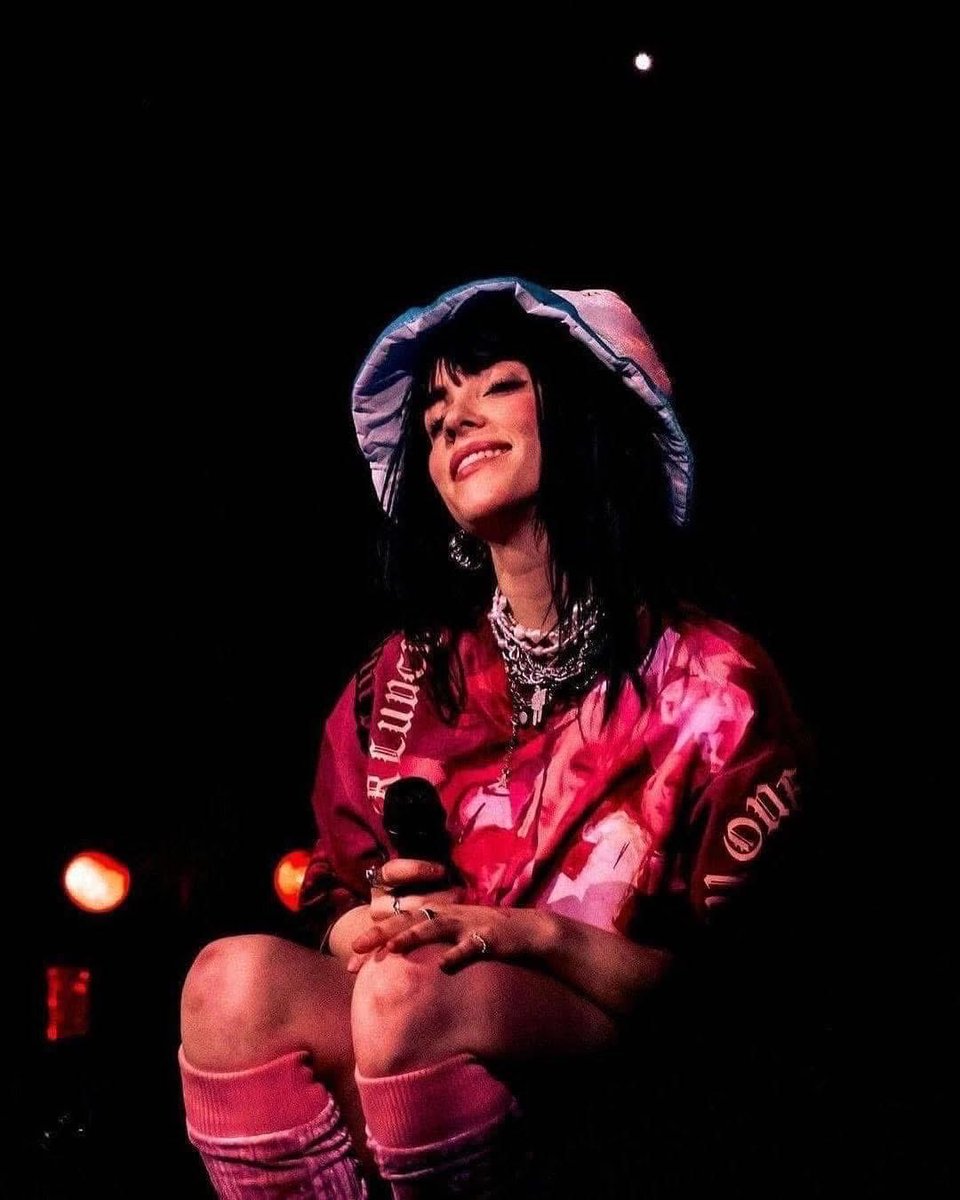 Indie5051's tweet image. El día de hoy cumple 24 años la talentosa Billie Eilish.

La artista ganadora de  9 premios Grammy, 2  Oscar y 2 Golden Globe. Es la persona más joven de la historia en ganar las cuatro categorías principales de los Grammy y una de las artistas más influyentes de esta generación.