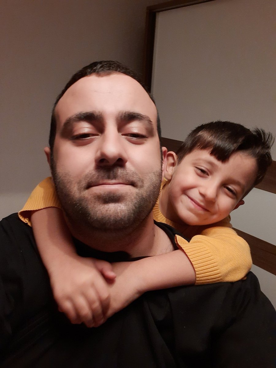 endulisteraks's tweet image. Lütfen bugün #Tbt’lerimizi #SarılmaklıChallenge etiketiyle, sarılmalı bir fotoğraf eşliğinde paylaşalım da kışın ortasında biraz içimiz ısınsın… 😊🤗