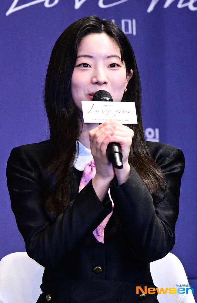 SubjectKpop's tweet photo. Dahyun at JTBC "Love Me" production press conference

#TWICE #트와이스 @JYPETWICE https://t.co/lhx7tPtADu