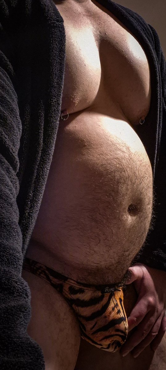 Daddy's been s bit bussy lately boys, have yer old man in a tiger print jock ~
#chubbymen #bara #gaybear #musclebear #musclepup