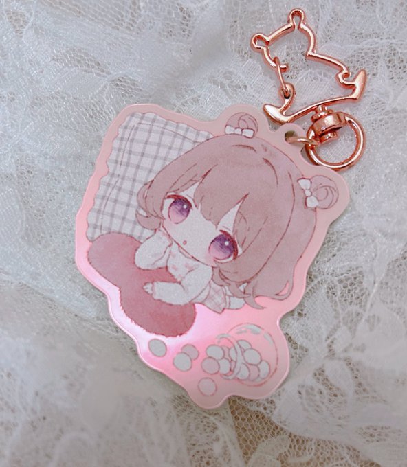 新刊セットに入るこのかちゃんのアクリルキーホルダーが届きました!
偏光パールピンクのアクリルもクマさん型のピンクゴールドのナスカンも似合ってますね🧸♡⸝*
 #スキンシップが大好きなフレンチガーリー系彼女 