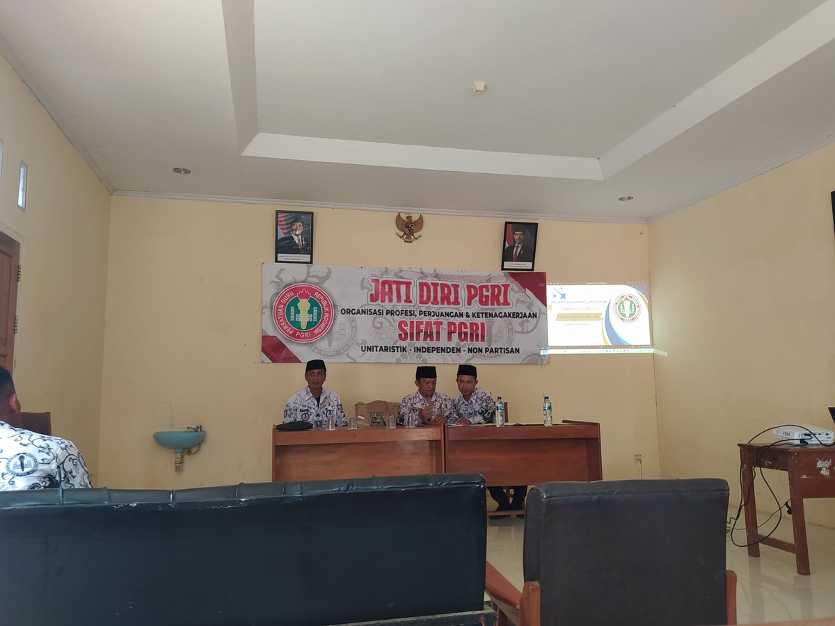 Jenjang karir emang dimulai dari bawah. Dimulai dari pengurus pgri cabang. Nanti jadi mendikdasmen