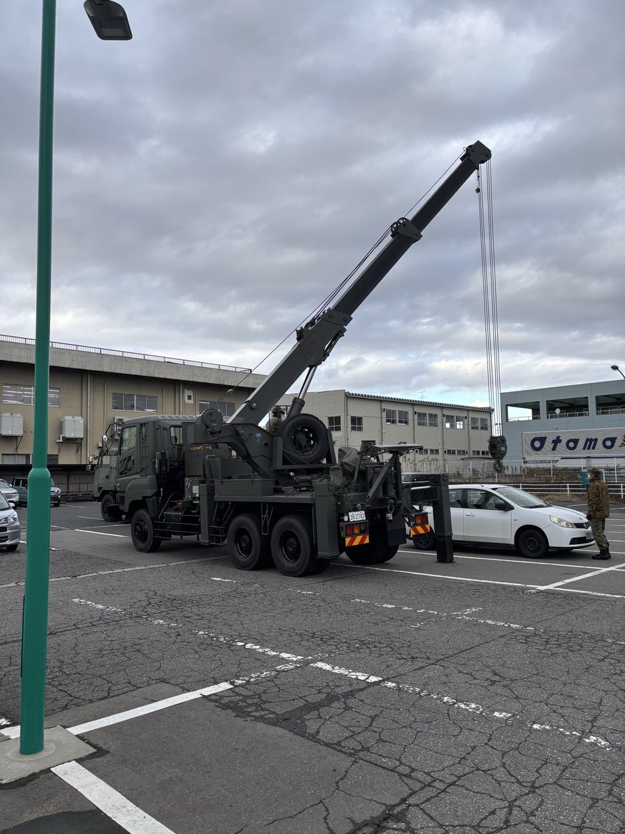 OC6GdaMtYicl2HL's tweet photo. 自衛隊が故障した広報車？を回収してました。任務お疲れ様です🫡 https://t.co/rpO8cvnfx4