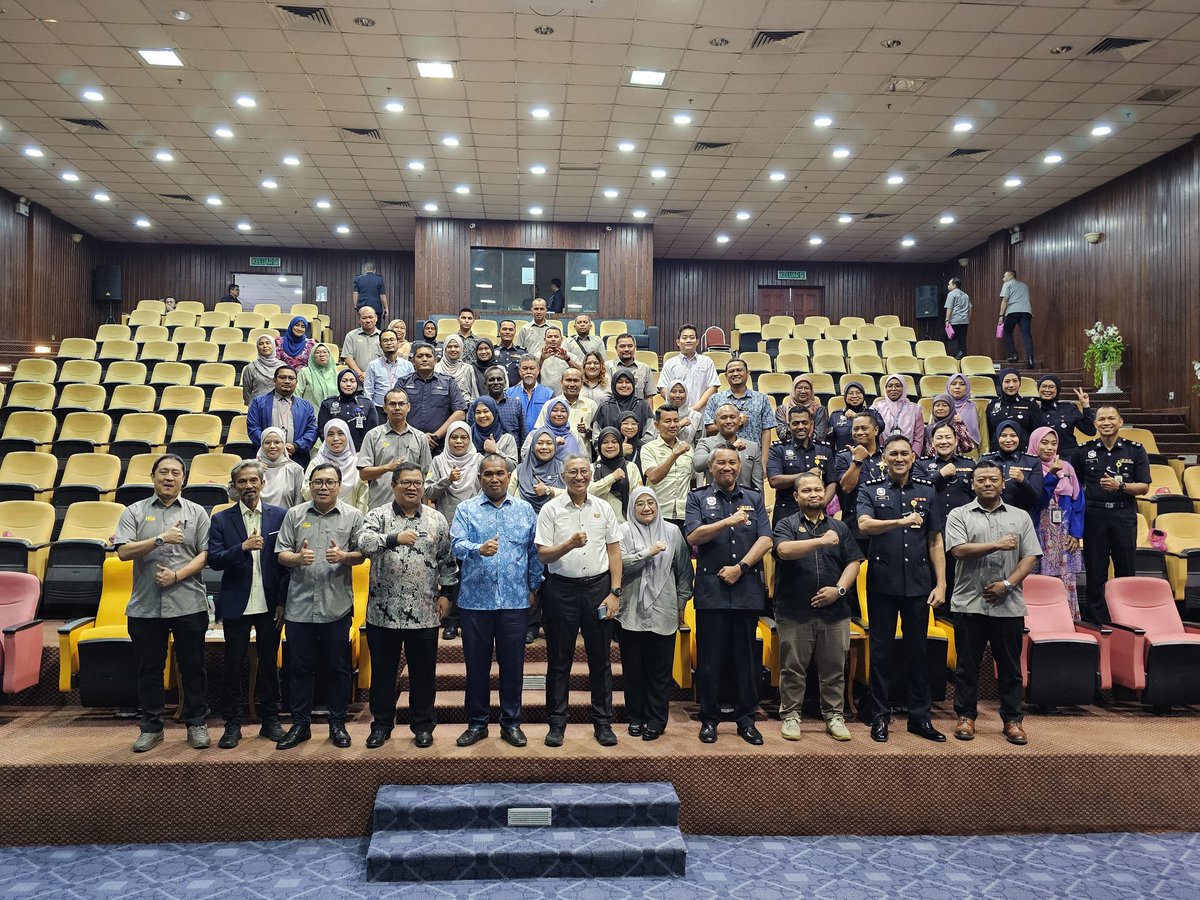 Pengarah Kerja Raya Melaka YBrs. Tuan Ir. Hj. Mohamad Salzeli bin Moktar hadir dalam Majlis Penyerahan Projek Kerja-kerja Penggantian Lif dan Lain-lain Kerja Berkaitan di Ibu Pejabat Polis Kontijen Melaka (4 Unit) dan Kuarters Balai Polis Banda Hilir (2 Unit).