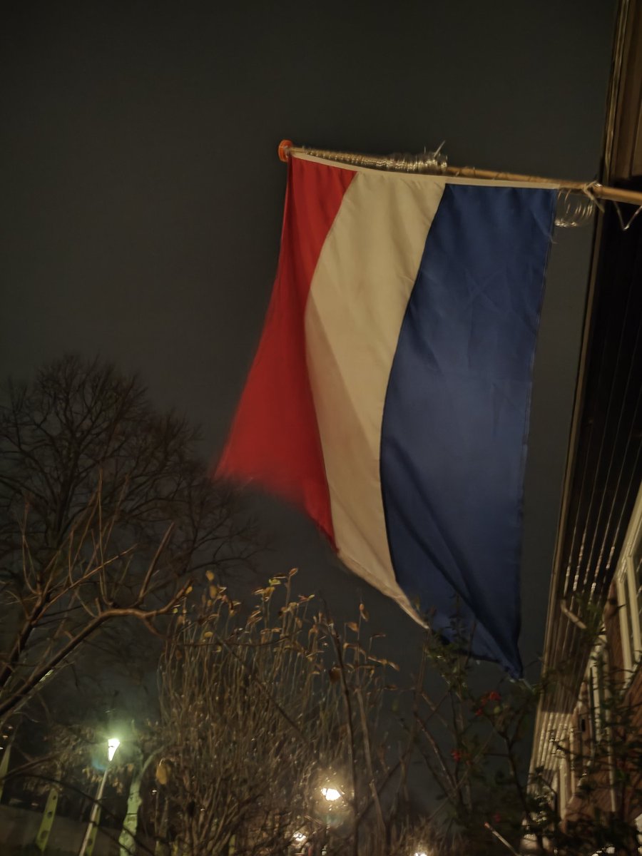 Leon1969's tweet photo. Dag 114.

Dood.
Want griep.
Want.
Hoe weet je dat
Zeker dan?

De vlag hangt.
Hang hem op.
Laat zien wie we zijn. https://t.co/olBApUJPwX