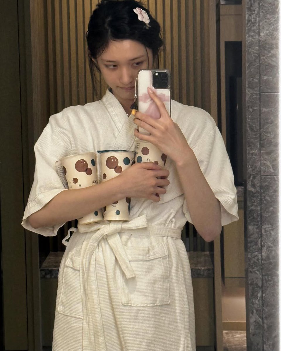 leeseo_model's tweet photo. Leeseo with no make-up makes me soft because, behind her glamorous and elegant persona in IVE, it’s a gentle reminder that she is still just a kid. My heart aches to see the world demand so much from someone so young, yet it swells with pride watching the woman she's becoming 🥺 https://t.co/BKaKwpLqYC