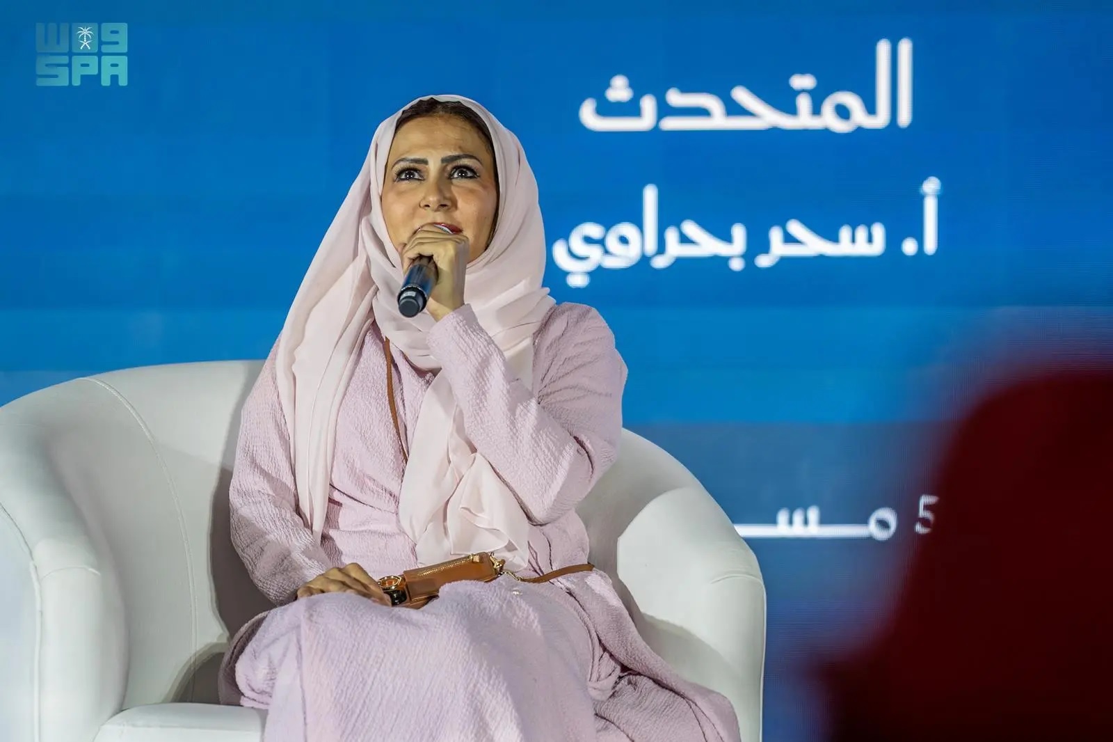 صور.. ندوتان بـ"كتاب جدة" تناقشان الإدارة الحديثة والإبداع الأدبي #هيئة_الأدب_والنشر_والترجمة 