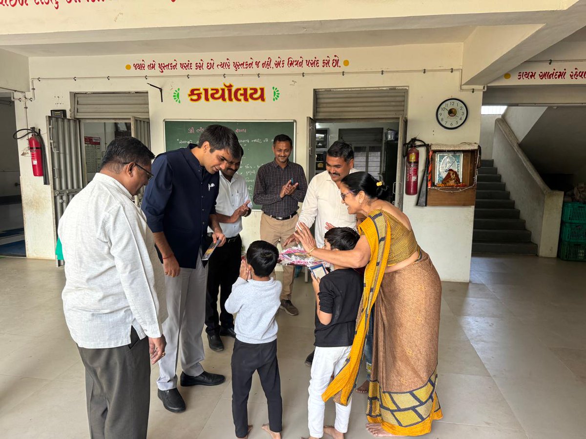 માન.જિલ્લા વિકાસ અધિકારી સાહેબ <a href="/BhavnagarDdo/">DDOBhavnagar</a> શ્રી હનુલ ચૌધરી સાહેબ દ્વારા તાલુકાના ભંડારીયા ગામની મુલાકાત લેવામાં આવી. જેમાં ગામની ગ્રામ પંચાયત,પ્રાથમિક શાળા અને અને આંગણવાડી કેન્દ્રની મુલાકાત લીધી. વિવિધ કામગીરી બાબતે જરૂરી સૂચના અને માર્ગદર્શન આપ્યું. <a href="/Collectorbhav/">Collector & District Magistrate Bhavnagar</a> <a href="/dyddodev1/">Dy.DDOVikasBhav</a>