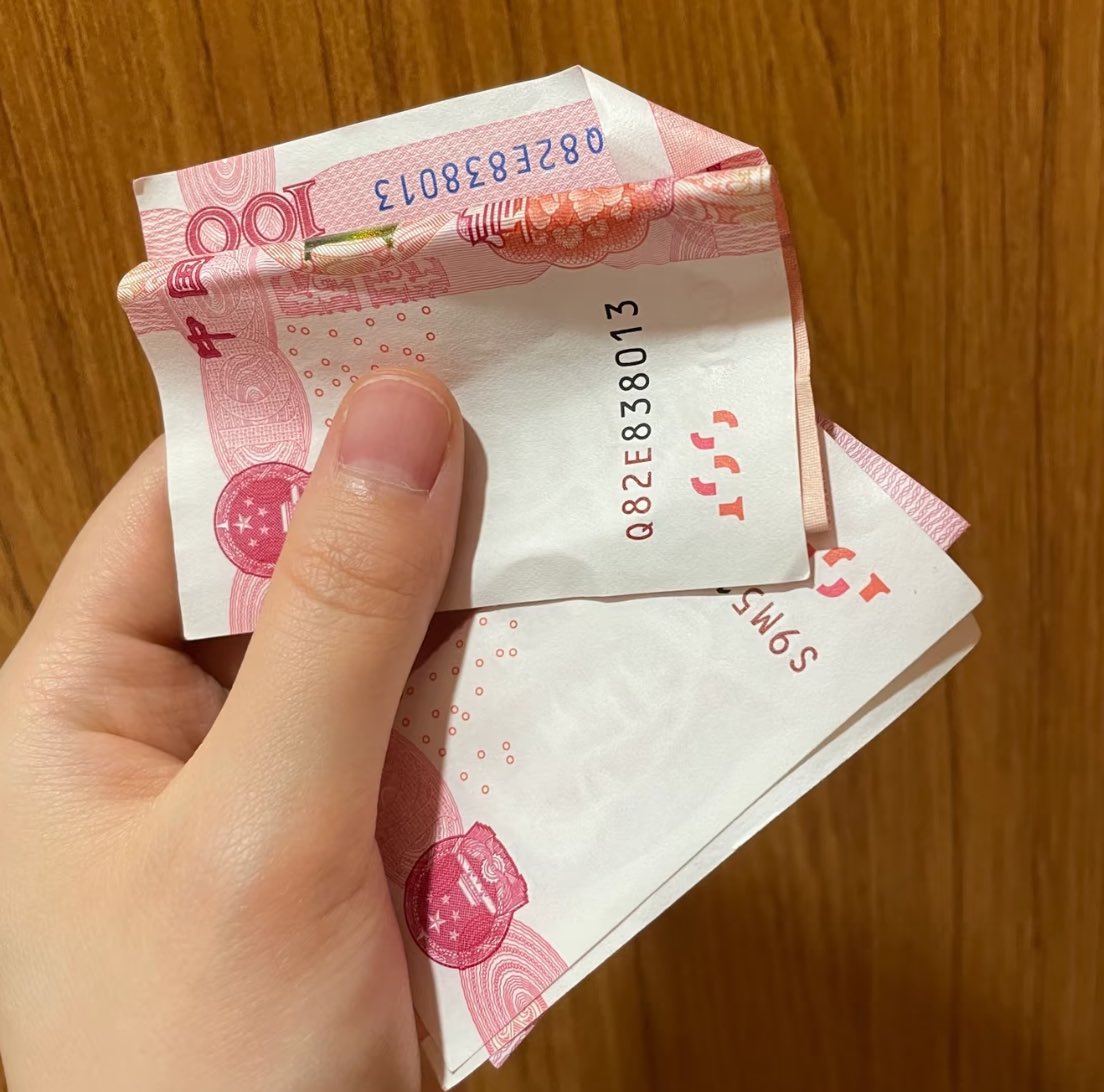 今天把火币重新下载回来
发现里面竟然还有U遗漏了
这种感觉谁懂啊
就像小时候从很久没穿的衣服口袋摸出几百块钱的感觉🤩
无人能懂~~~