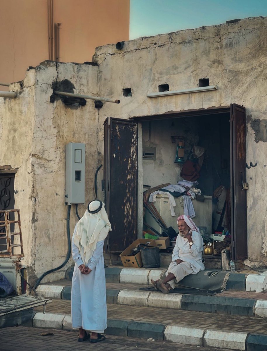 لا تعاتبني على قل الكلام ولا تشرّه
والله إني اغلب الاحيان ما اتحمل ثيابي .