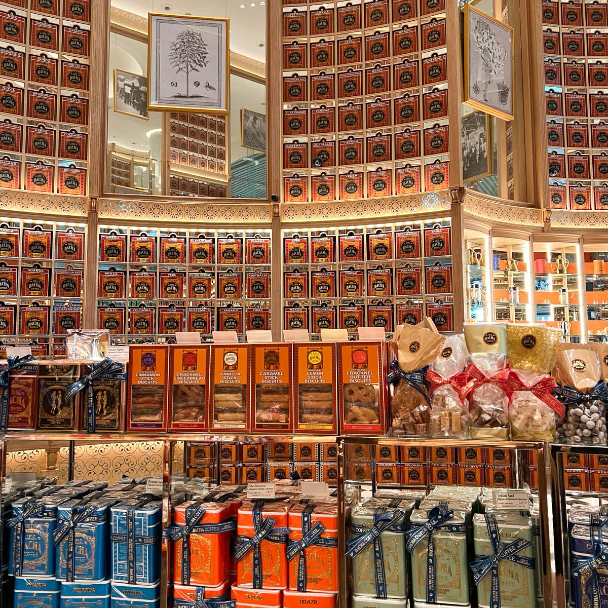 vivisummermode's tweet image. เห็นหลายคนหิ้วถุงส้มเรื่อยๆเลย สงสัยมากว่าเค้าซื้ออะไรกันน จนมาเจอร้านก่อนขึ้นเครื่องพอดีเลยรู้ว่า เป็นร้านขายเมล็ดกาแฟ และครัวซองต์ร้านดัง Bacha Coffee เราเจอที่สาขา Changi Int'l Airport Terminal 4 ก็เลยซื้อครัวซองต์มาลองหลายชิ้นกลับไทย ชิมแล้วอร่อยมากก ชอบเลย…