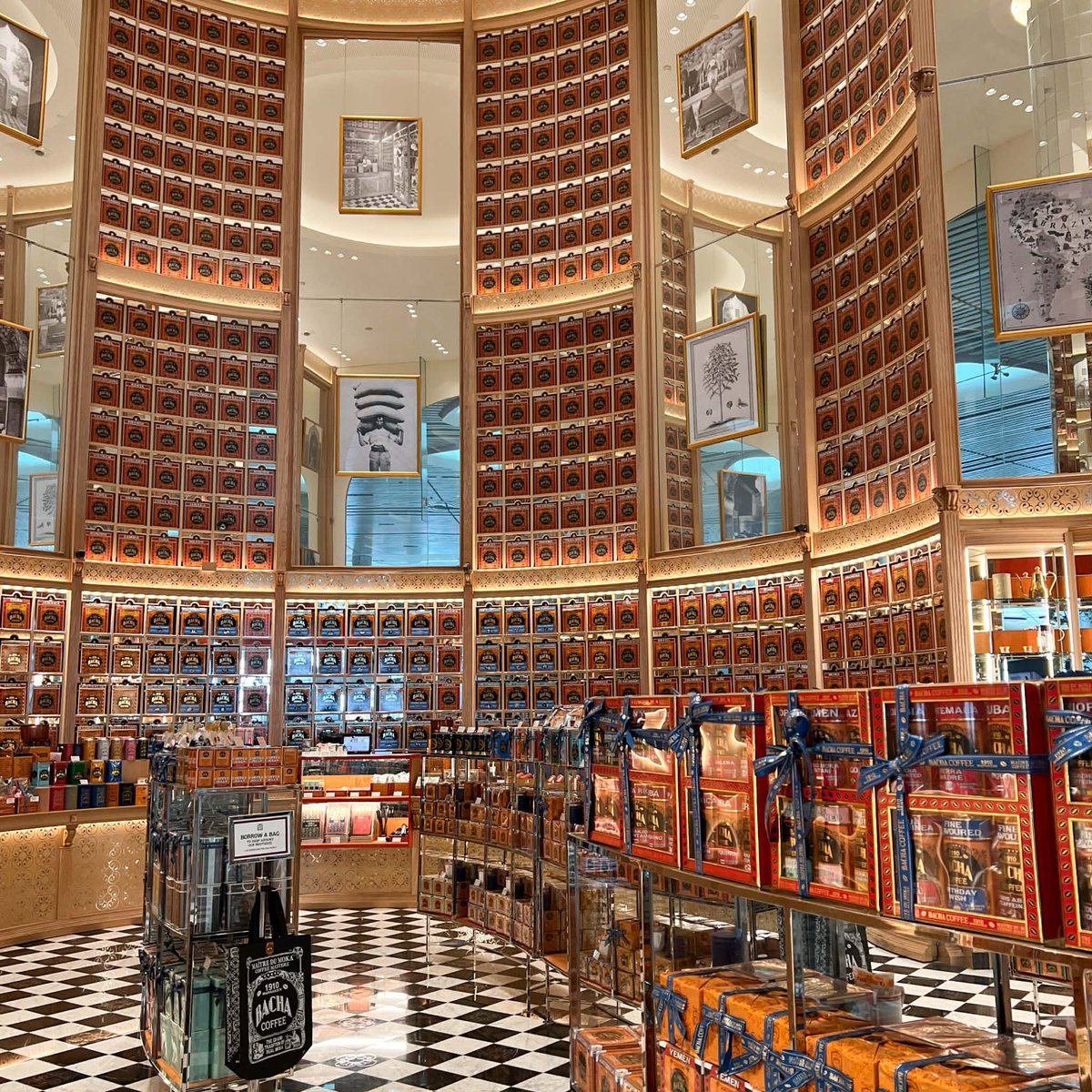 vivisummermode's tweet image. เห็นหลายคนหิ้วถุงส้มเรื่อยๆเลย สงสัยมากว่าเค้าซื้ออะไรกันน จนมาเจอร้านก่อนขึ้นเครื่องพอดีเลยรู้ว่า เป็นร้านขายเมล็ดกาแฟ และครัวซองต์ร้านดัง Bacha Coffee เราเจอที่สาขา Changi Int'l Airport Terminal 4 ก็เลยซื้อครัวซองต์มาลองหลายชิ้นกลับไทย ชิมแล้วอร่อยมากก ชอบเลย…