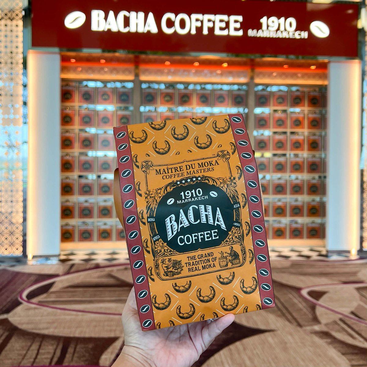 เห็นหลายคนหิ้วถุงส้มเรื่อยๆเลย สงสัยมากว่าเค้าซื้ออะไรกันน จนมาเจอร้านก่อนขึ้นเครื่องพอดีเลยรู้ว่า เป็นร้านขายเมล็ดกาแฟ และครัวซองต์ร้านดัง Bacha Coffee เราเจอที่สาขา Changi Int'l Airport Terminal 4 ก็เลยซื้อครัวซองต์มาลองหลายชิ้นกลับไทย ชิมแล้วอร่อยมากก ชอบเลย