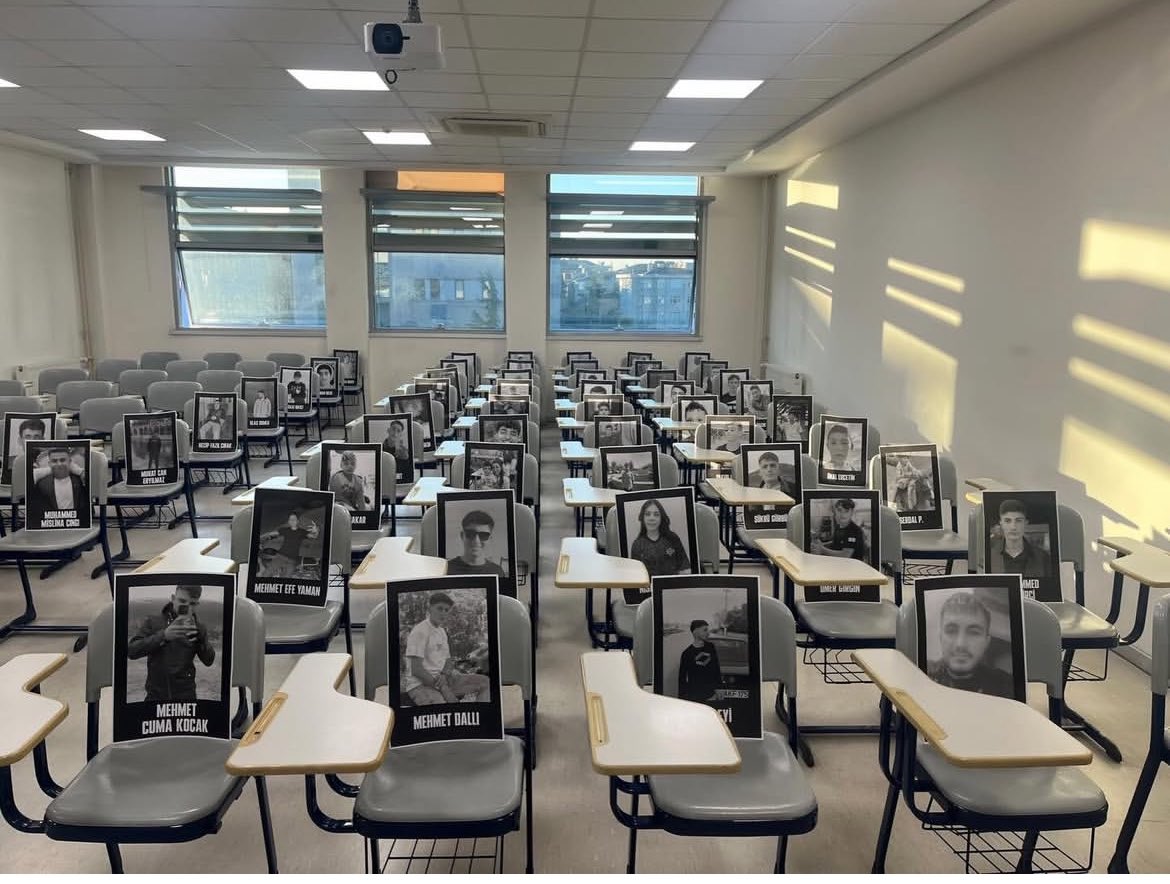 iş cinayetlerinde katledilen çocukların fotoğrafları asla gidemeyecekleri bir okulun bir sınıfında. buna isyan eden 16 gencimiz 15 gündür cezaevinde.