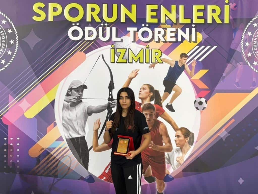 Teğmen Ali Rıza Akıncı Anadolu Lisesi 12. sınıf öğrencimiz Asya İrem GÜNEŞ, Muaythai branşında elde ettiği başarılarla Genç Kızlar Sporun Enleri Ödül Töreni’nde Yılın Sporcusu seçilmiştir.

Öğrencimizi, ailesini ve emeği geçen öğretmenlerimizi tebrik ederiz.