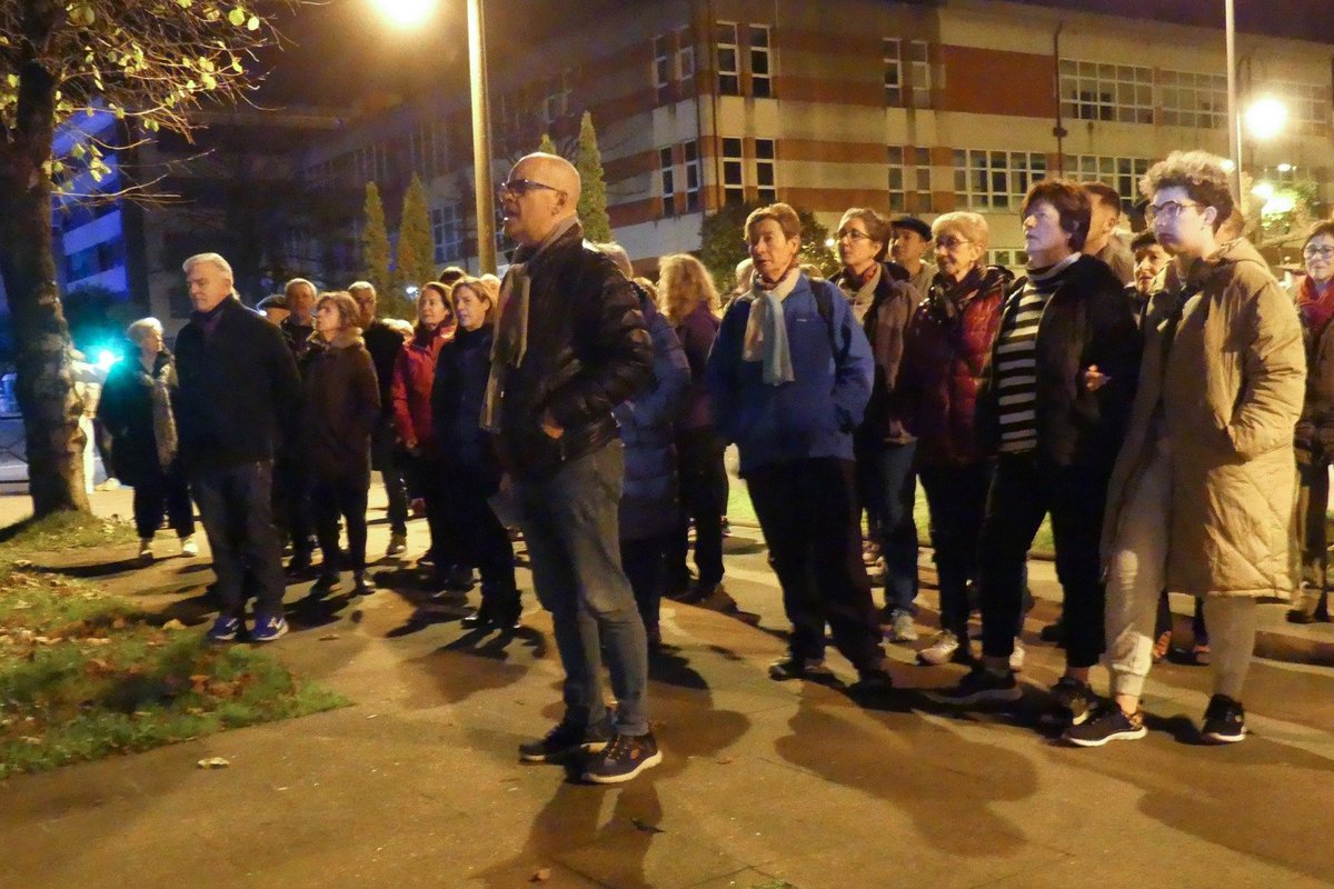 #MJJM25 Gernikako MARIJESIAK. 2025-12-18. Hirugarren eguna, eguena: Tiloak. 1.doinua "Maria Jose”. 145 kopla. 60 lagun. 4:00- 5:37. 4,3 km. 15°. Epela – herriko haizea. Bakarlariak: Ane Miren Arejita &amp; Fernando Astoreka &amp; Denis Azkarate &amp; Alex Uriarte.