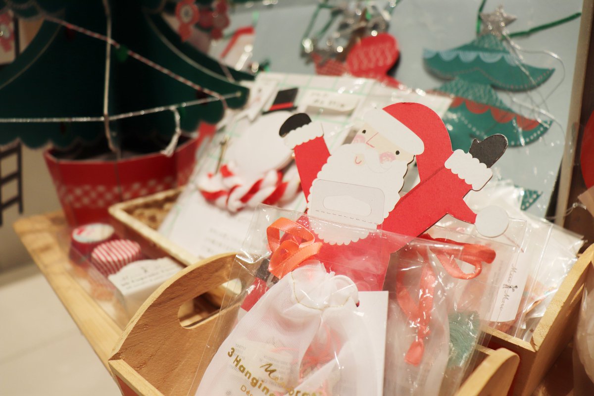 もうすぐクリスマスですね🎄お出かけ先はもうお決まりですか？
当館では【所蔵作品展】2025 年度 II「空間往来」が開催中です！１階ミュージアムショップではクリスマスグッズを取りそろえています🎅ぜひお立ち寄りください。