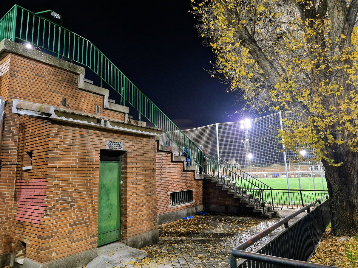 Roylovesfooty's tweet image. A match with @hugoeresmagico and @LesterEDrake on a Tuesday evening. Both Retiro Sur's and Argentino's fan base we quite vocal. Great atmosphere. #lacopamola @RFFM_oficial

🗓️ 16/12/25
⚽️ @cdretirosur - @clubargentinoES 1-2
🏟️ CDM Orcasitas
🇪🇸 Madrid
🎟️ FREE
🏆 Copa RFFM 2a ronda