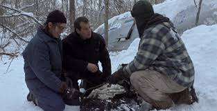 merlinpapin3's tweet photo. Ce soir sur @ParisPremiere le film #UnPlanSimple de Sam Raimi (1998) avec Bill Paxton Billy Bob Thornton Bridget Fonda Brent Briscoe Gary Cole Becky Ann Baker Jack Walsh Bob Davis

Non loin de Delano, petite bourgade paisible du Minnesota, Hank Mitchell, un Américain moyen, son frère Jacob, un simple d'esprit au chômage, et Lou Chambers, un ami, également sans emploi, découvrent au hasard d'une balade hivernale l'épave éventrée d'un avion. Intrigués, les trois hommes explorent l'appareil et aperçoivent, à côté du pilote mort, à demi dévoré par les corbeaux, un sac contenant quatre millions de dollars en petites coupures. Après réflexion, ils s'accordent à penser que cette fortune n'appartient plus à personne, si ce n'est à ceux qui l'ont découverte. Hank accepte alors de cacher le magot, et chacun promet de garder le silence...

@FredOL69007

❤️si vous aimer