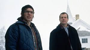 merlinpapin3's tweet photo. Ce soir sur @ParisPremiere le film #UnPlanSimple de Sam Raimi (1998) avec Bill Paxton Billy Bob Thornton Bridget Fonda Brent Briscoe Gary Cole Becky Ann Baker Jack Walsh Bob Davis

Non loin de Delano, petite bourgade paisible du Minnesota, Hank Mitchell, un Américain moyen, son frère Jacob, un simple d'esprit au chômage, et Lou Chambers, un ami, également sans emploi, découvrent au hasard d'une balade hivernale l'épave éventrée d'un avion. Intrigués, les trois hommes explorent l'appareil et aperçoivent, à côté du pilote mort, à demi dévoré par les corbeaux, un sac contenant quatre millions de dollars en petites coupures. Après réflexion, ils s'accordent à penser que cette fortune n'appartient plus à personne, si ce n'est à ceux qui l'ont découverte. Hank accepte alors de cacher le magot, et chacun promet de garder le silence...

@FredOL69007

❤️si vous aimer