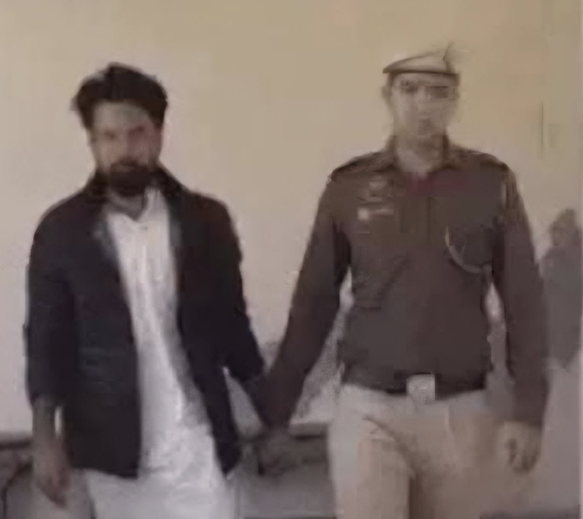 Shubhamshuklamp's tweet image. केशव प्रसाद मौर्या के साथ खड़ा लड़का शौर्य मिश्रा। मौर्या जी के लिए सोशल मीडिया से लेकर ज़मीन तक सबसे लड़ता रहा। कोई कुछ कहे तो सबसे पहले कूद पड़ता।

अब केशव प्रसाद मौर्य के क्षेत्र में घुसकर हरियाण पुलिस ने शौर्य मिश्रा को गिरफ्तार कर लिया। मौर्या जी को हवा तक नहीं लगी? या फिर…