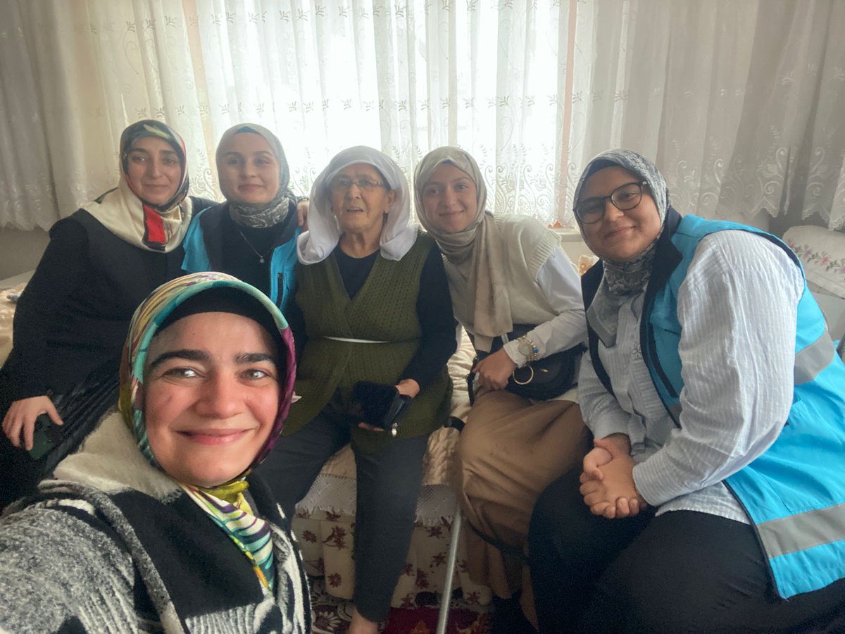 📍FATMA ALİYE HANIM YURDU

Yurdumuz öğrencileri, “Yalnız Değilsiniz” projesi kapsamında Zekiye teyzemizi ziyaret ederek gönüllere dokunan anlamlı bir buluşma gerçekleştirdi.