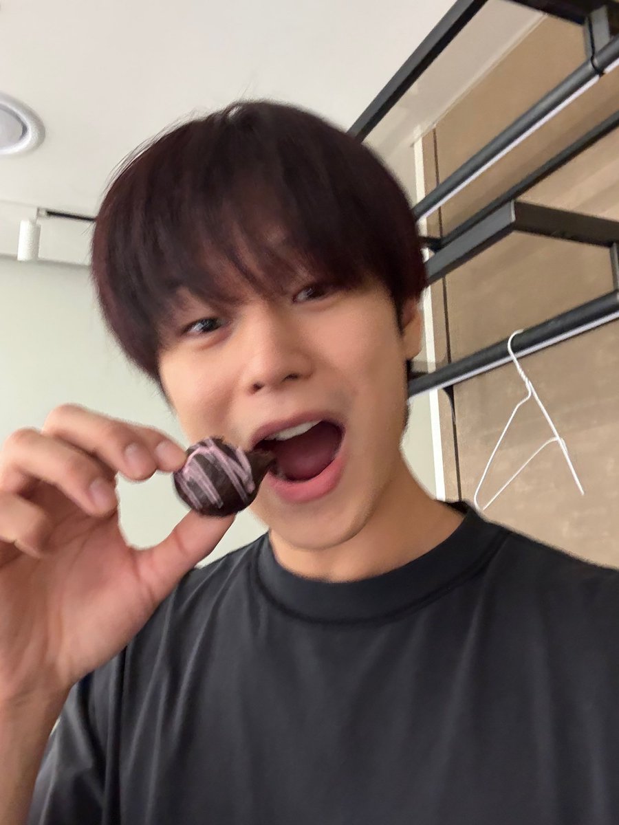 251218 🐱💬 [3:37pm kst]

juyeon sent a photo

🐱 dubai chewy cookie