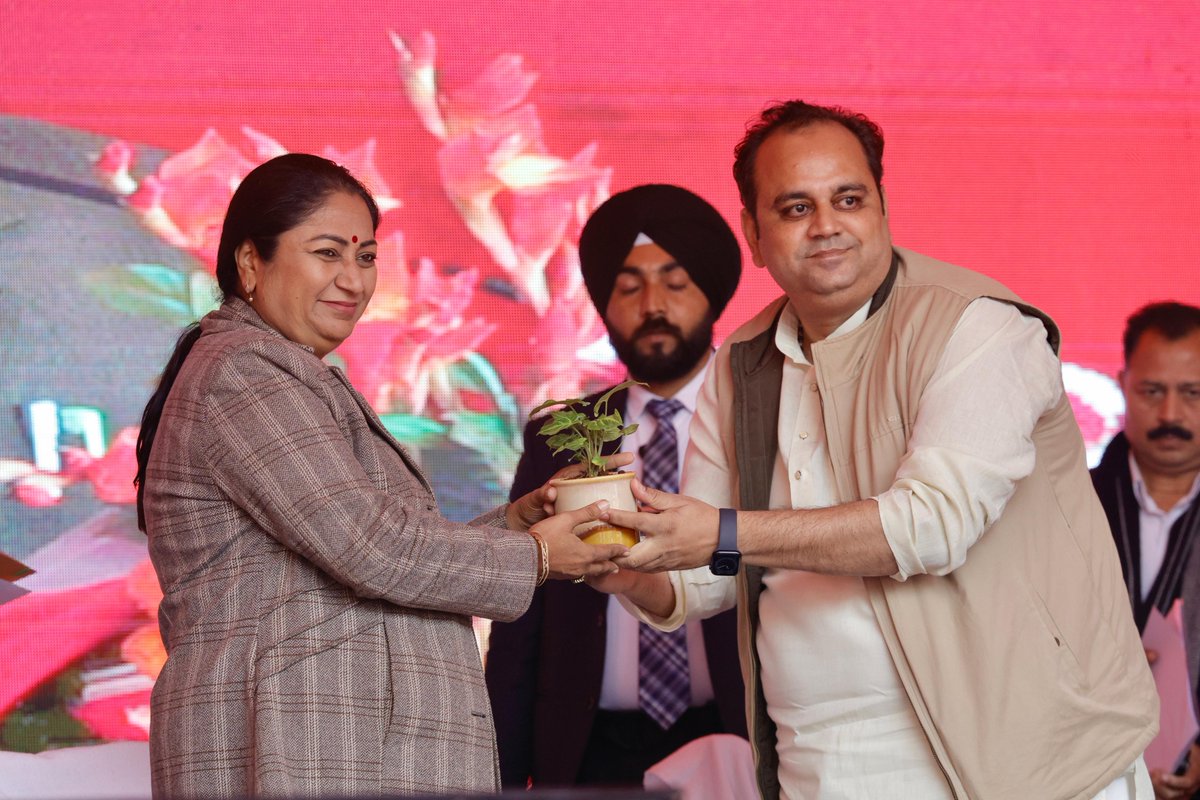 gupta_rekha's tweet photo. दिल्ली में प्रदूषण नियंत्रण के लिए हमारी सरकार लगातार दीर्घकालिक और प्रभावी समाधान लागू कर रही है।

इसी कड़ी में आज डीटीसी के बेड़े में 100 नई ई बसें शामिल की गई हैं। हमारा लक्ष्य है कि अगले साल तक डीटीसी की सभी बसें इलेक्ट्रिक हों, ताकि दिल्ली का पब्लिक ट्रांसपोर्ट पूरी तरह Emission-Free बन सके। इसी सोच के साथ हम लगातार आगे बढ़ रहे हैं।

इसके साथ ही आज दिल्ली के धौला कुआं से हरियाणा के धरूहेड़ा तक इंटरस्टेट ई बस सेवा की शुरुआत भी की गई। कई वर्षों से बंद पड़ी इंटरस्टेट बस सेवा को हमारी सरकार ने फिर से शुरू किया है। आधुनिक सुविधाओं से लैस ये बसें न केवल प्रदूषण कम करेंगी, बल्कि रोजाना दिल्ली एनसीआर आने-जाने वाले लोगों का सफर सुरक्षित और आरामदायक भी होगा। 

इस अवसर पर कैबिनेट सहयोगी डॉ. पंकज कुमार सिंह जी और संबंधित विभागों के वरिष्ठ अधिकारी उपस्थित रहे।

@drpankajbjp 

#ViksitDelhi
