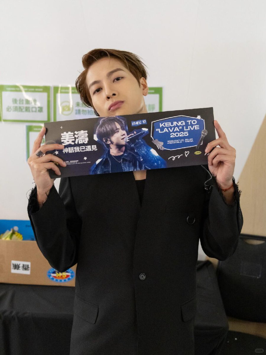 He took off all his bling bling accessories, too. I find this is so considerate of him, humble and respectful. He knows he's not the main character 🖤
#JacksonHomecoming 
#JacksonWang