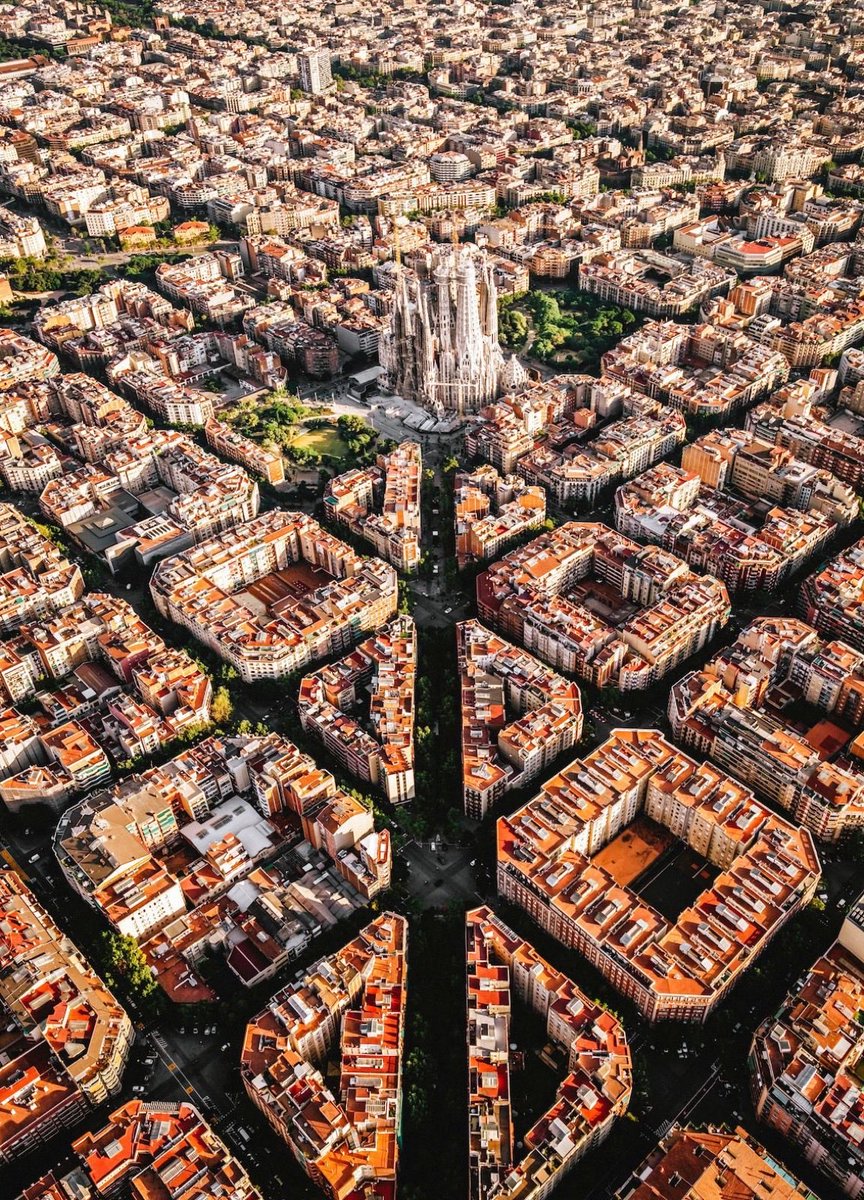 xmuse_'s tweet image. And now, Barcelona with the Sagrada Família in the 2020s.